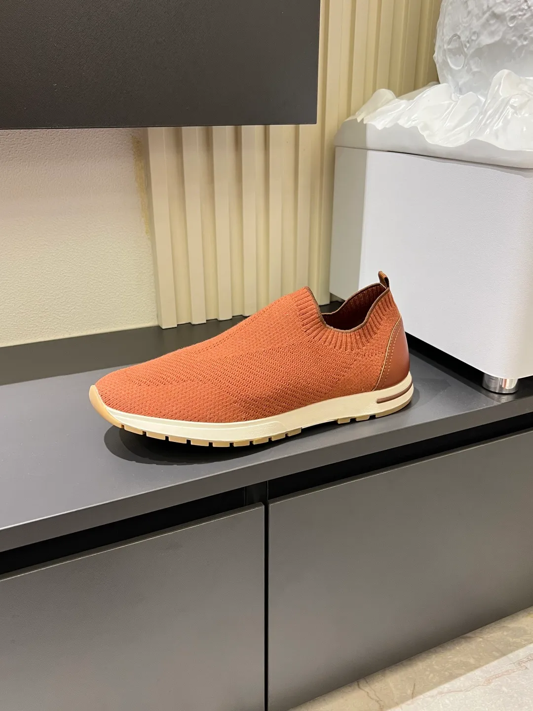 Men's Men's Shoes 💰p380 Loro Men's Shoes 💰piana/Noyo Piana 360 L Men's Shoes 💰p Flexy Walk Men's Sports Shoes These sports shoes are made of knitted wool uppers, and the heel is wrapped in smooth calf leather. Merino sheep are selected from Australia and New Zealand. The upper is machine-woven like a sweater, and then equipped with a white rubber outsole and a Kummel-colored sole. It is both beautiful and non-slip. The fabric is 100% cashmere and the insole is calf leather. It is super comfortable on the feet! Comes with full original packaging! Multiple colors available! Size: 38-44 (45 customized)
